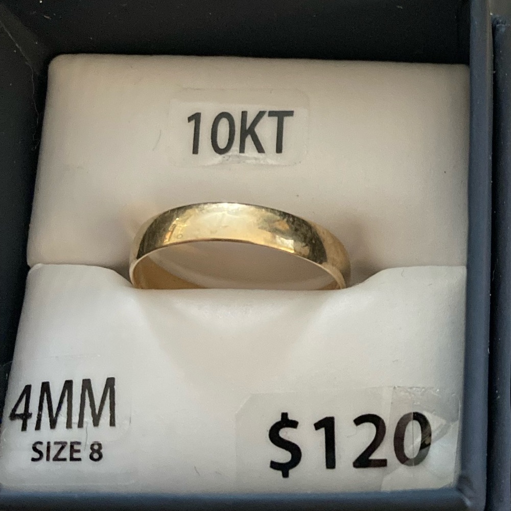 Men’s gold band size 8
